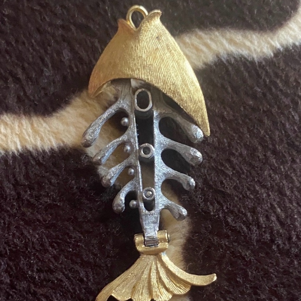 Givenchy Rare Vintage Metallic Fish Skeleton Articulated Pendant Brooch - Picture 8 of 12